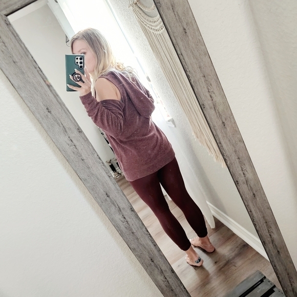 Chaser Cold Shoulder Long Sleeve Hooded Pull Over Sweater Wine Size Small - Picture 9 of 10